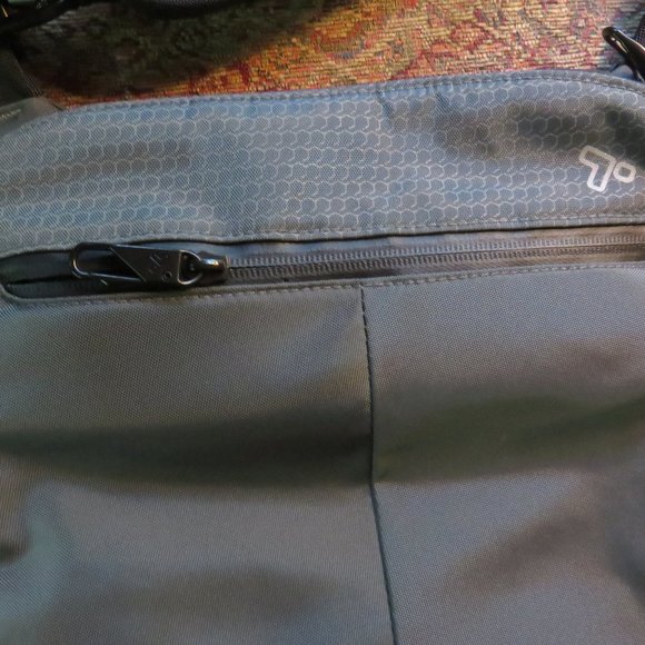 NWOT Travelon Gray Crossbody Medium Travel Bag - Picture 2 of 5